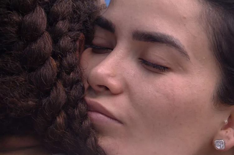 Domitila Do Bbb23 Recebe Presente De Dania E Emociona De Coração