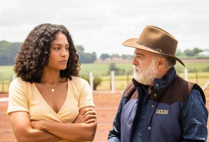 Aline (Bárbara Reis) e Antônio (Tony Ramos) em Terra e Paixão - Foto: João Miguel Júnior/Globo