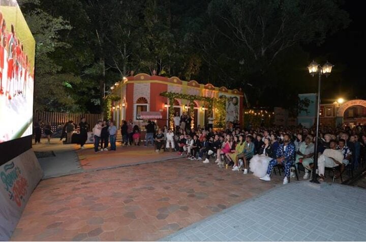 Elenco assiste novela na cidade cenográfica - Foto: Francisco Cepeda/SBT