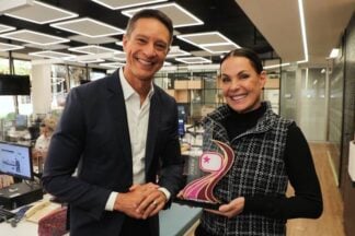 Sergio Aguiar e Carolina Ferraz recebem o troféu Área VIP - Melhores da Mídia pelo Domingo Espetacular - Foto: Record TV