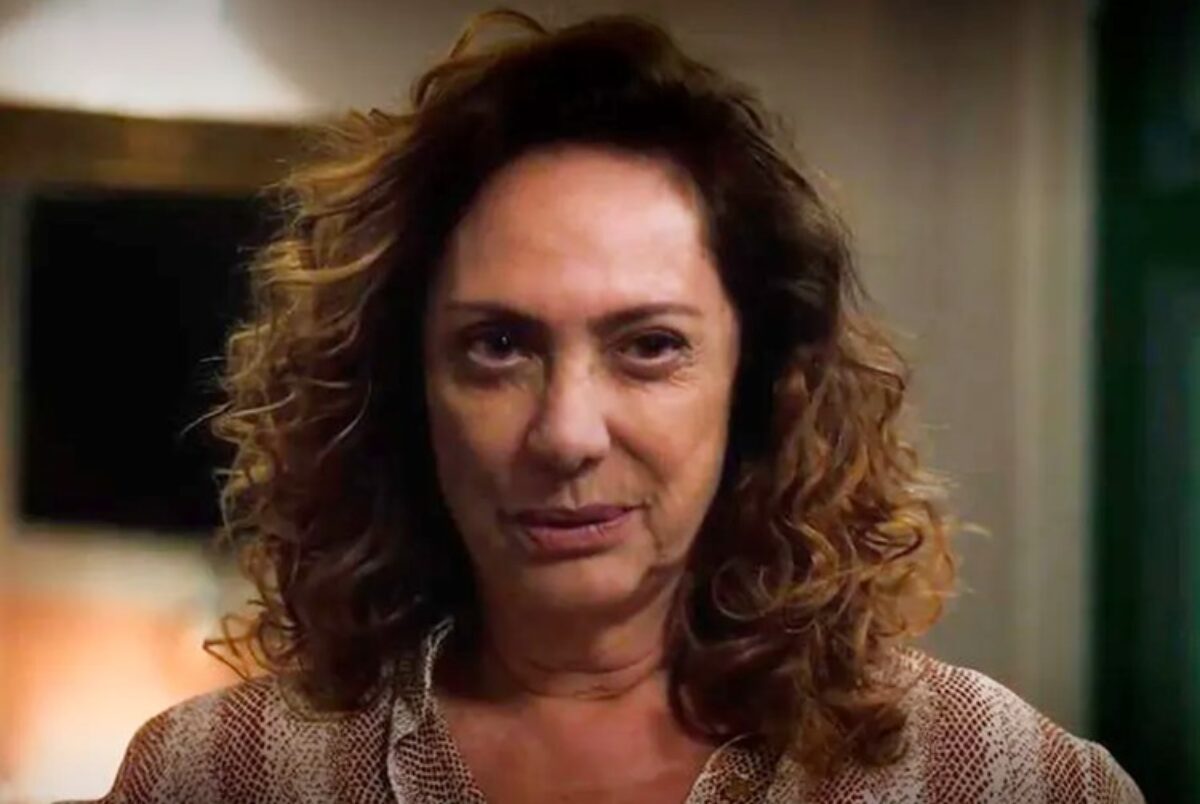 Agatha arma para Angelina acreditar nas promessas dela e mantê-la ao seu lado (Foto Reprodução/Internet)