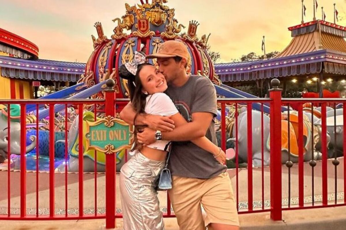 Larissa Manoela viaja com o marido André Luiz Frambach para a Disney e  afirma: 