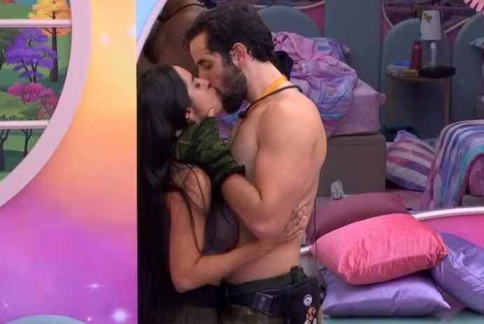 Isabelle e Matteus se beijam no BBB24