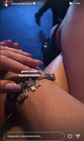 Ana Castela mostrando a pulseira no braço do Gustavo (Reprodução: Instagram)