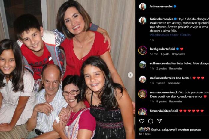 Fátima Bernardes com os pais e os filhos (Reprodução: Instagram)