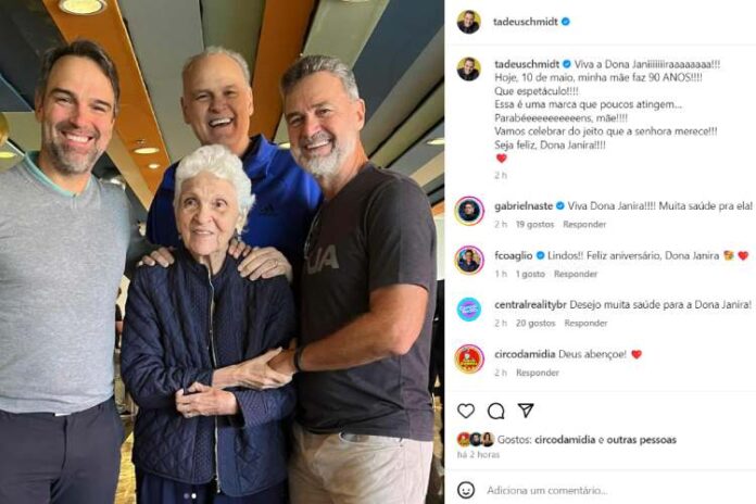 Tadeu Schmidt ao lado da mãe, com os irmãos Oscar Schmidt e Luiz Felipe Schmidt (Reprodução: Instagram)