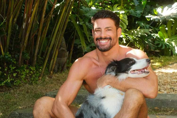 Cauã Reymond surge ao lado de sua cachorra e anuncia boa notícia: ‘Sextou com ela’