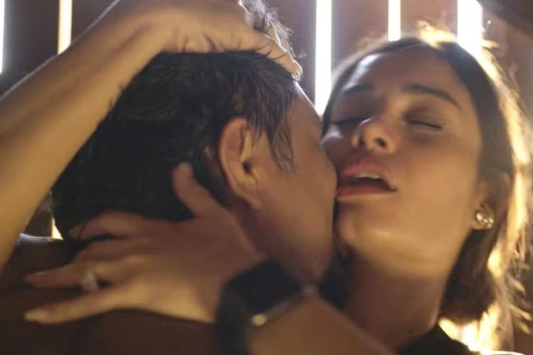 Damião e Eliana no momento quente sendo flagrados por Ritinha (Reprodução: TV Globo)