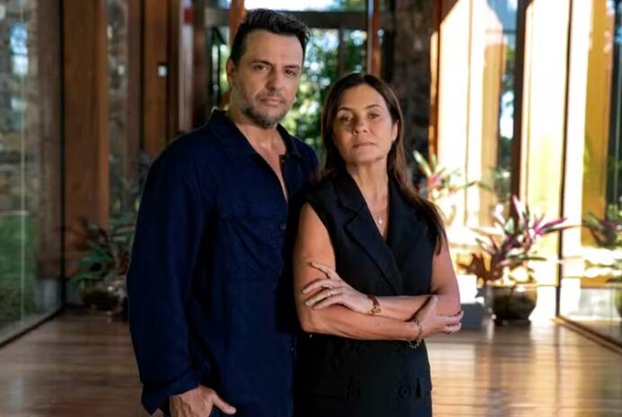 Rodrigo Lombardi e Adriana Esteves como Molina e Mércia em 'Mania de você' — Foto: Manoella Mello/TV Globo