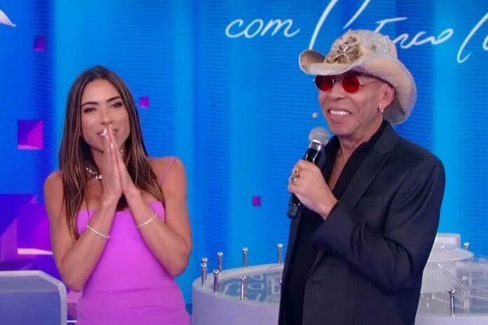 Patrícia Abravanel com Chrystian, no palco do 'Programa Silvio Santos' (Reprodução: SBT)