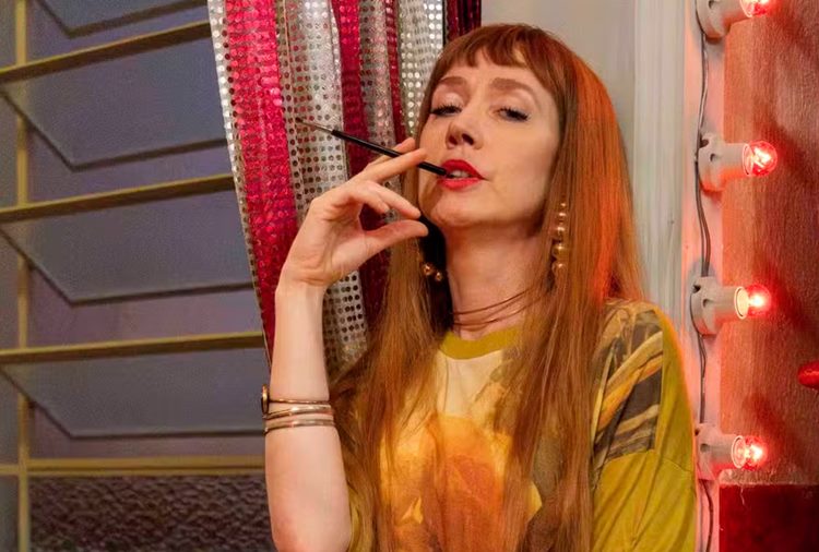 Dona Patroa se veste como Jacutinga para seduzir Norberto em Renascer - Foto: Globo