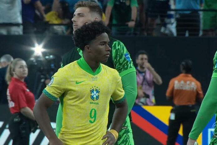 Endrick foi titular na eliminação do Brasil diante do Uruguai - Foto: TV Globo