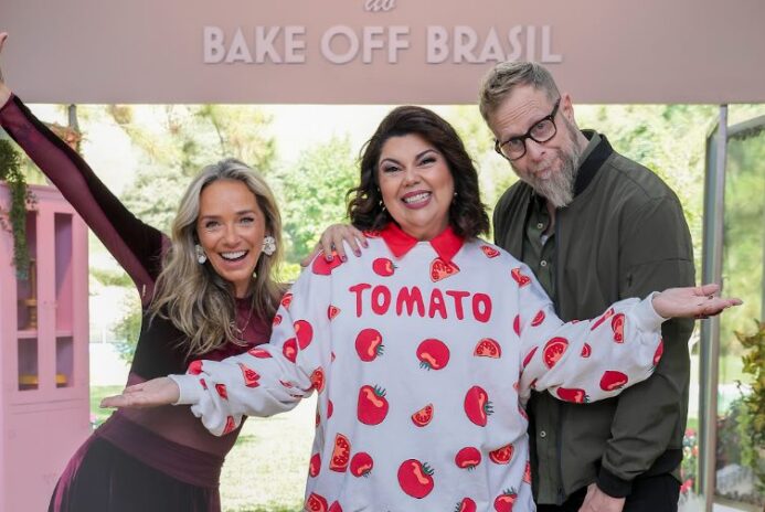 Fabiana Karla e os jurados Carole Crema e André Mifano no Bake Off Brasil