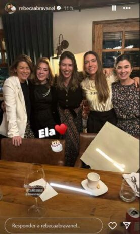 Rebeca Abravanel mostrando o aniversário da mãe Íris Abravanel (Reprodução: Instagram)