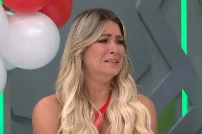 Renata Fan chorando após o recado dos familares (Reprodução: Band TV)