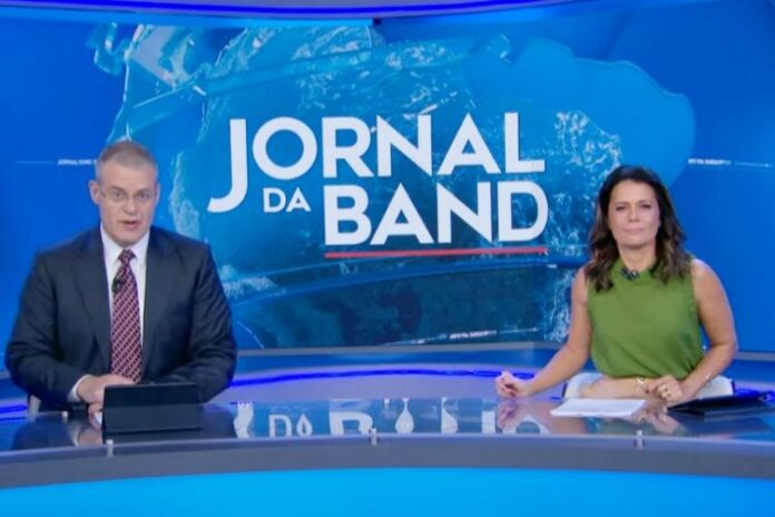 Adriana Araújo de volta ao Jornal da Band (Reprodução: Band TV)