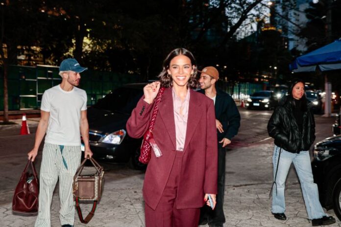 Bruna Marquezine chegando no evento em São Paulo com João Guilherme (Foto: Van Campos/AgNews)