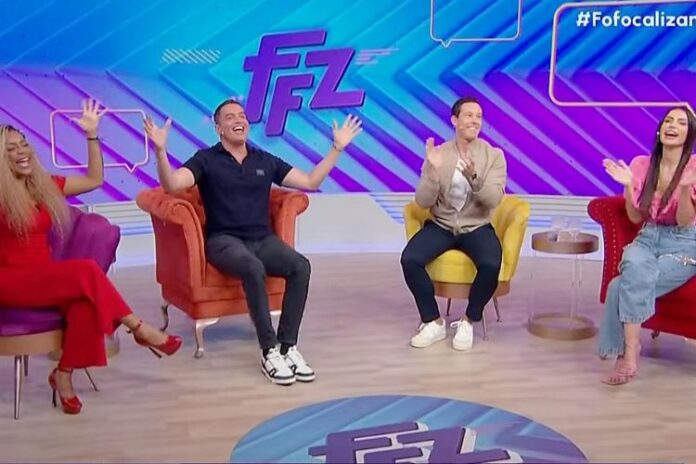 Cariúcha, Leo Dias, Gabriel Cartolano e Gaby Cabrini, o elenco oficial do Fofocalizando (Reprodução: SBT)