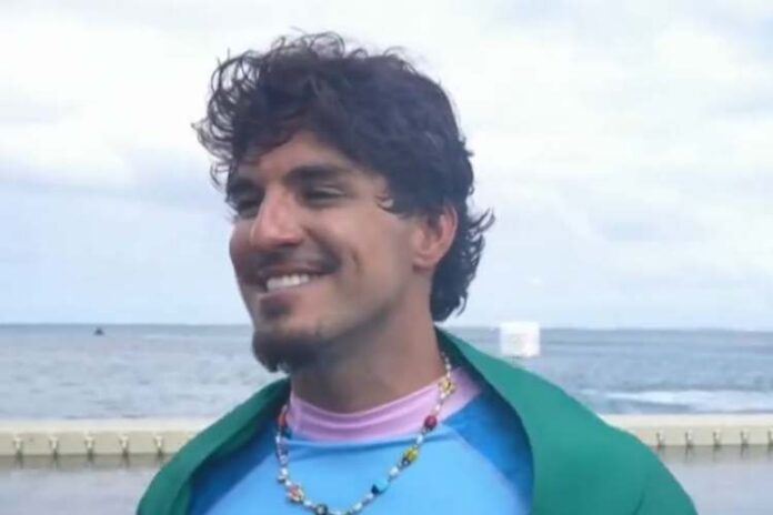 Gabriel Medina celebrando a medalha de bronze (Reprodução: TV Globo)