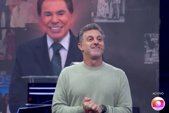 Luciano Huck homenageia Silvio Santos no Domingão