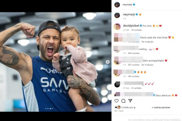 Mavie acompanhando o treino do pai Neymar (Reprodução: Instagram)