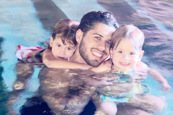 Virginia mostrou o clique que fez de Zé Felipe, Maria Flor e Maria Alice na piscina de sua nova mansão (Reprodução: Instagram)