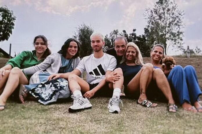 Bruna Marquezine e João Guilherme com os familiares do ator