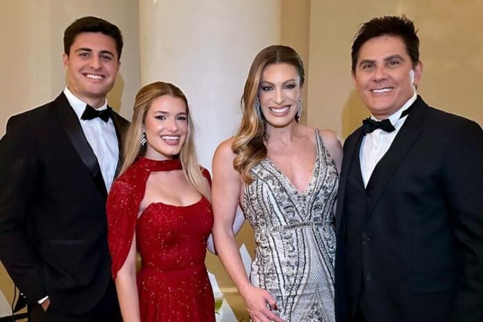 Luigi, Julia Vieira, Elaine, mãe do jovem, e o apresentador César Filho, pai do rapaz (Reprodução: Instagram)