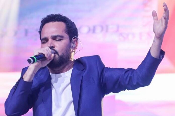 Luciano Camargo cantando na Igreja do Rio de Janeiro (Foto: Thyago Andrade/AgNews)