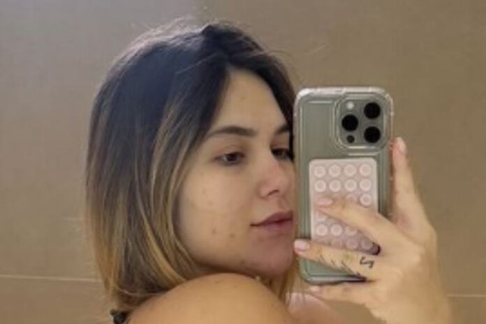 Virginia Fonseca mostrando a barriga aos seguidores (Reprodução: Instagram) 