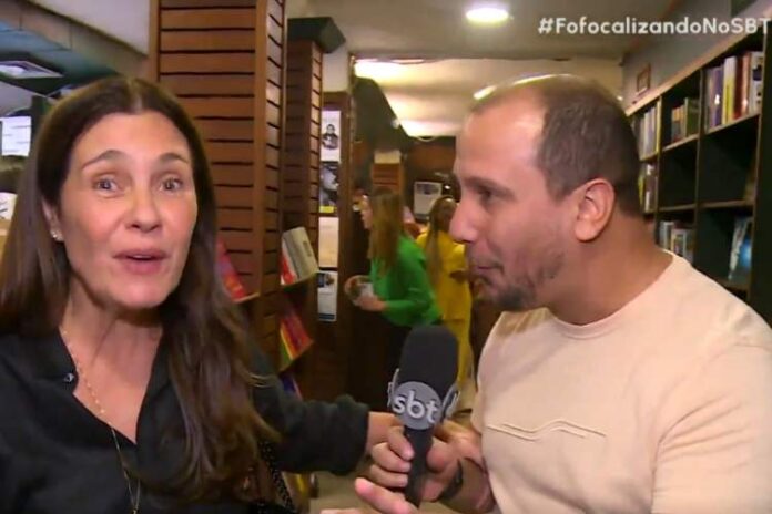 Adriana Esteves e o repórter do Fofocalizando (Reprodução: SBT)