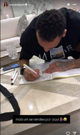 Bruna Biancardi e Neymar colorindo desenho (Reprodução: Instagram)