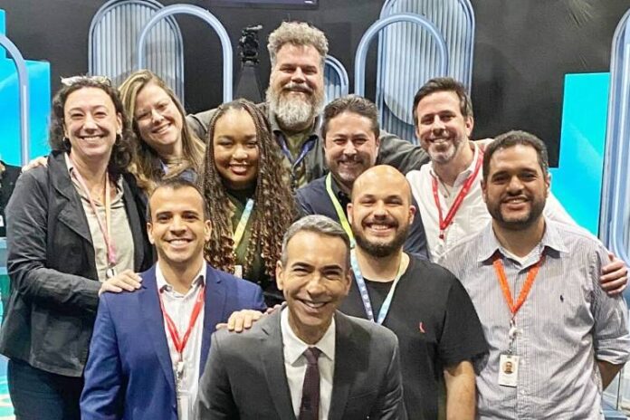 César Tralli tirou duas fotos com toda produção do debate da TV Globo (Reprodução: Instagram)