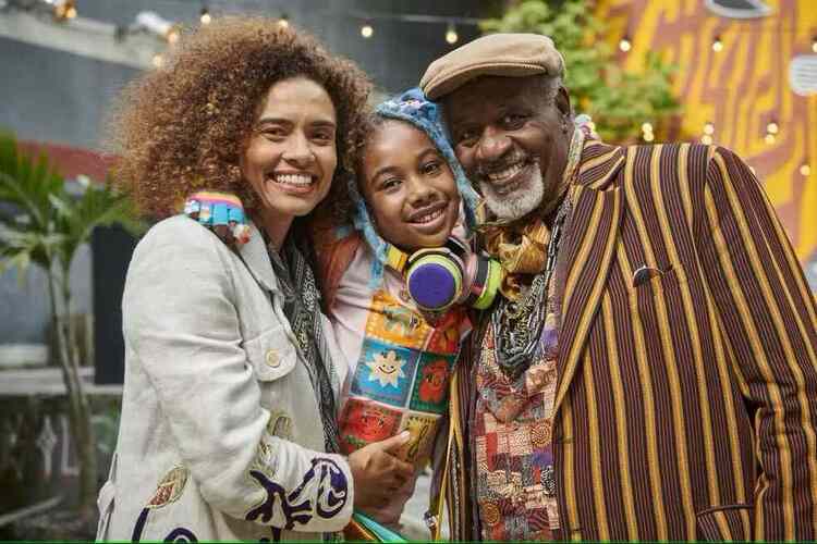 A mãe (Aisha Jambo), Balú (Lua Miranda) e Vô Acácio (Tony Tornado) — Foto: Globo/ Cadu Pilotto