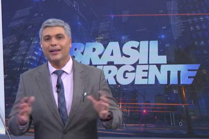 Joel Datena anunciando a grande novidade do Brasil Urgente (Reprodução: Band)