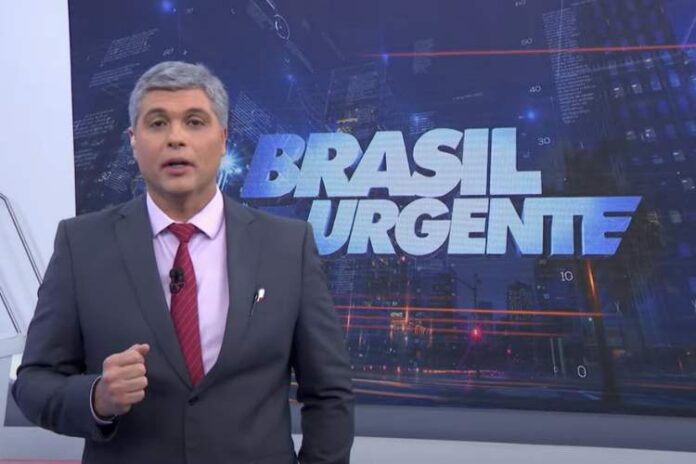 Joel Datena apresentando o Brasil Urgente um pouco antes da Band anunciar a imprensa sua titularidade (Reprodução: Band)