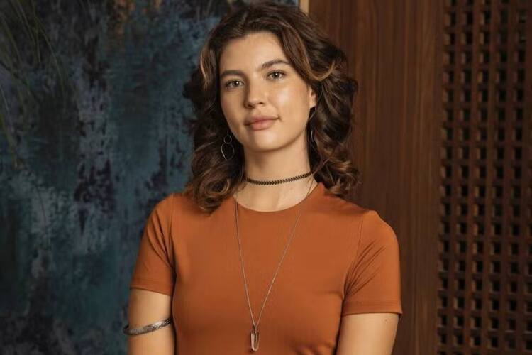 Alanis Guillen como Michele em Mania de Você