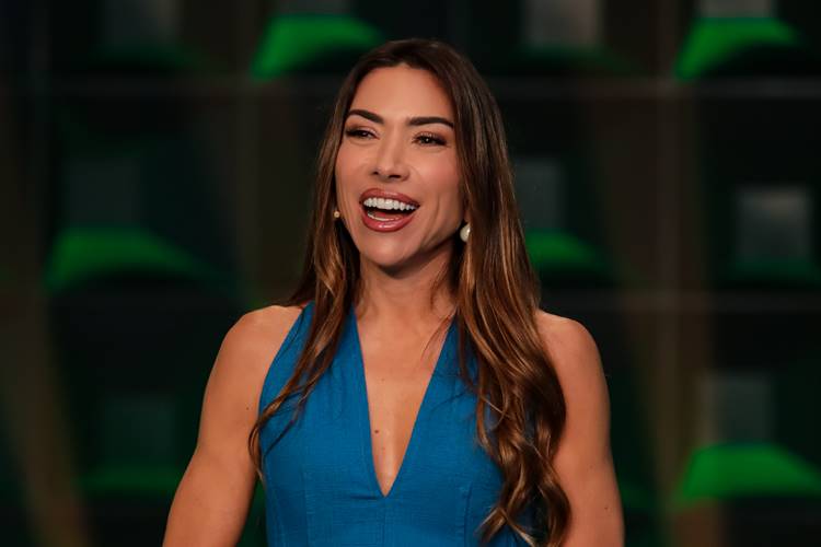 Patrícia Abravanel recebe colar especial em homenagem a Silvio Santos nos bastidores do PSS