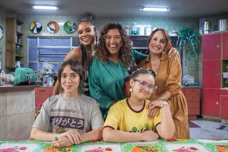 Regina Casé e o elenco de Tô Nessa