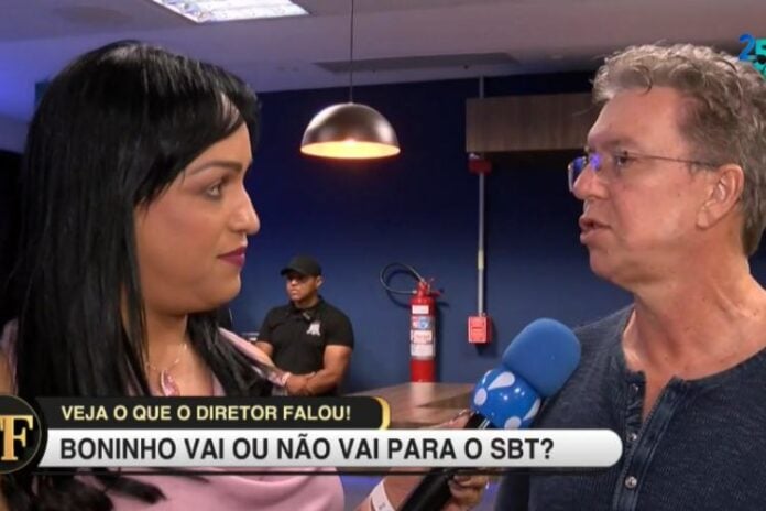 Boninho concedendo uma entrevista a repórter Lisa Gomes para o TV Fama (Reprodução: RedeTV!)