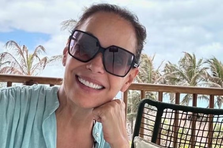 Carolina Ferraz compartilha cliques na praia após responder críticas sobre viagens sozinha e peso