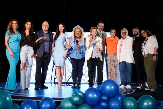 O elenco da RedeTV! durante a celebração dos 25 anos da emissora (Reprodução: RedeTV!)