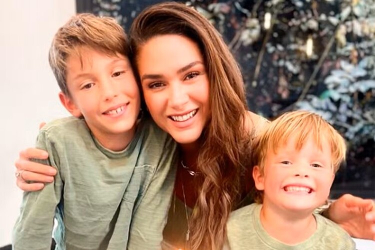 Fernanda Machado e os filhos