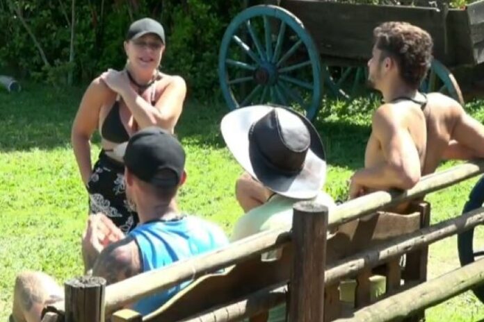 Flor conversando em A Fazenda 16