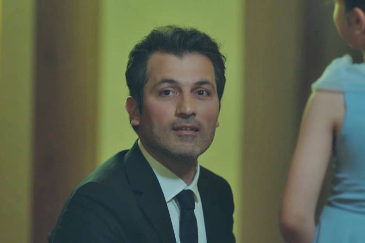 Força de Mulher: Arif se encanta ao ver Bahar pronta para o casamento de Ceyda