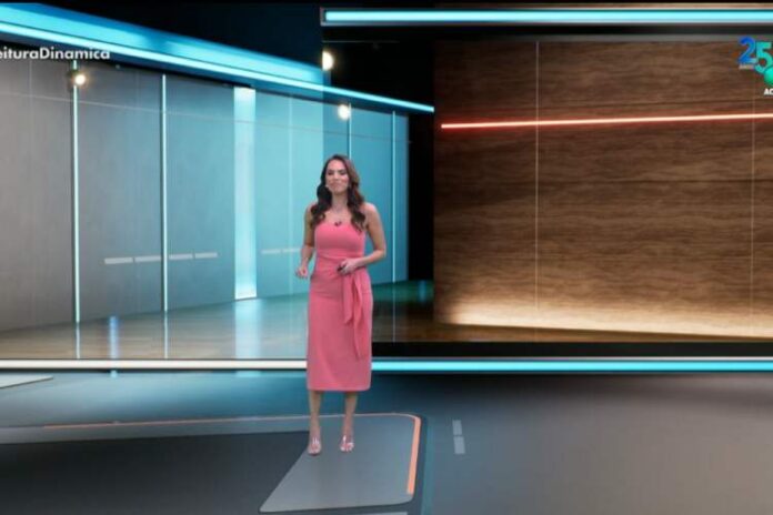 Gabriela Di França apresentando o novo cenário aos telespectadores (Reprodução: RedeTV)