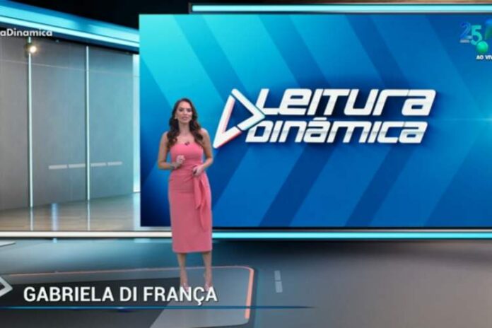 Gabriela Di França apresentando o novo cenário aos telespectadores (Reprodução: RedeTV)