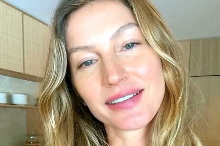 Grávida, Gisele Bündchen aparece com barriga em evidência durante evento