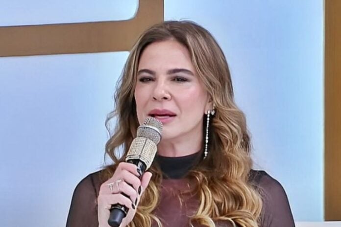 Luciana Gimenez, apresentadora do SuperPop (Reprodução: RedeTV)