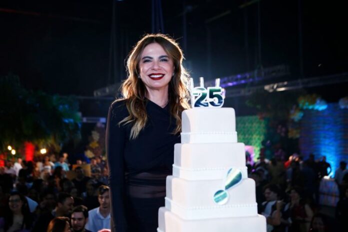 Luciana Gimenez durante a festa de aniversário de 25 anos da RedeTV! (Reprodução: RedeTV!)